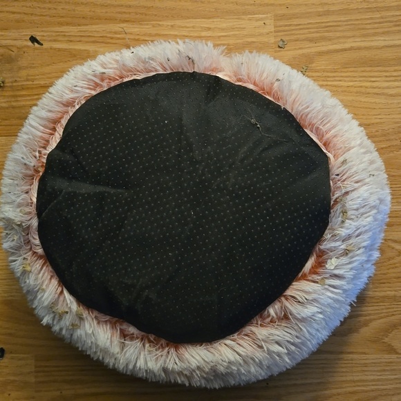 Small fluffy pink dog bed - Picture 3 of 3